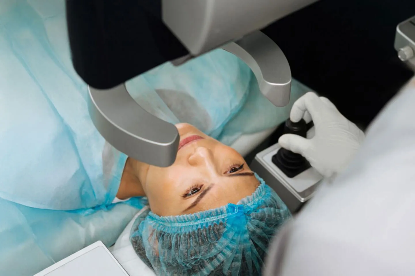 Cirugía oculoplástica realizada por el Dr. Francisco Alain Matabuena en Querétaro. Procedimiento avanzado de párpado, órbita y sistema lagrimal